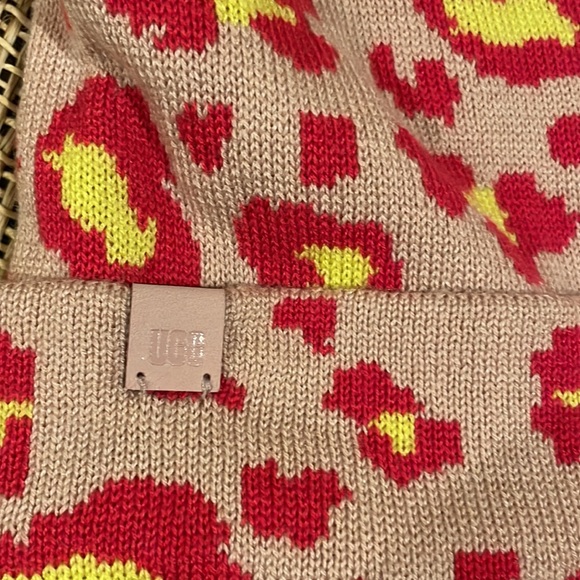 COPY - UGG Leonarra Pom Pom Beanie, NWT - Picture 9 of 9